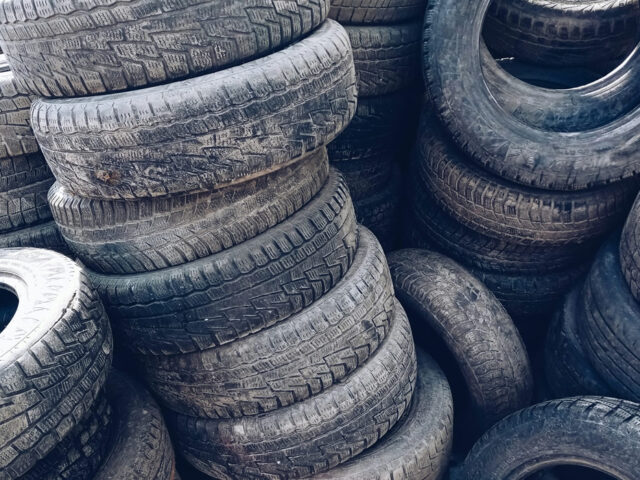 Pneus antigos podem ser usados para fazer um material limpo para pneus novos.